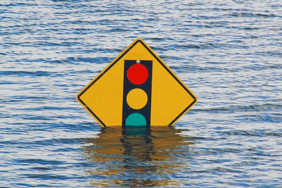 traffic light under water